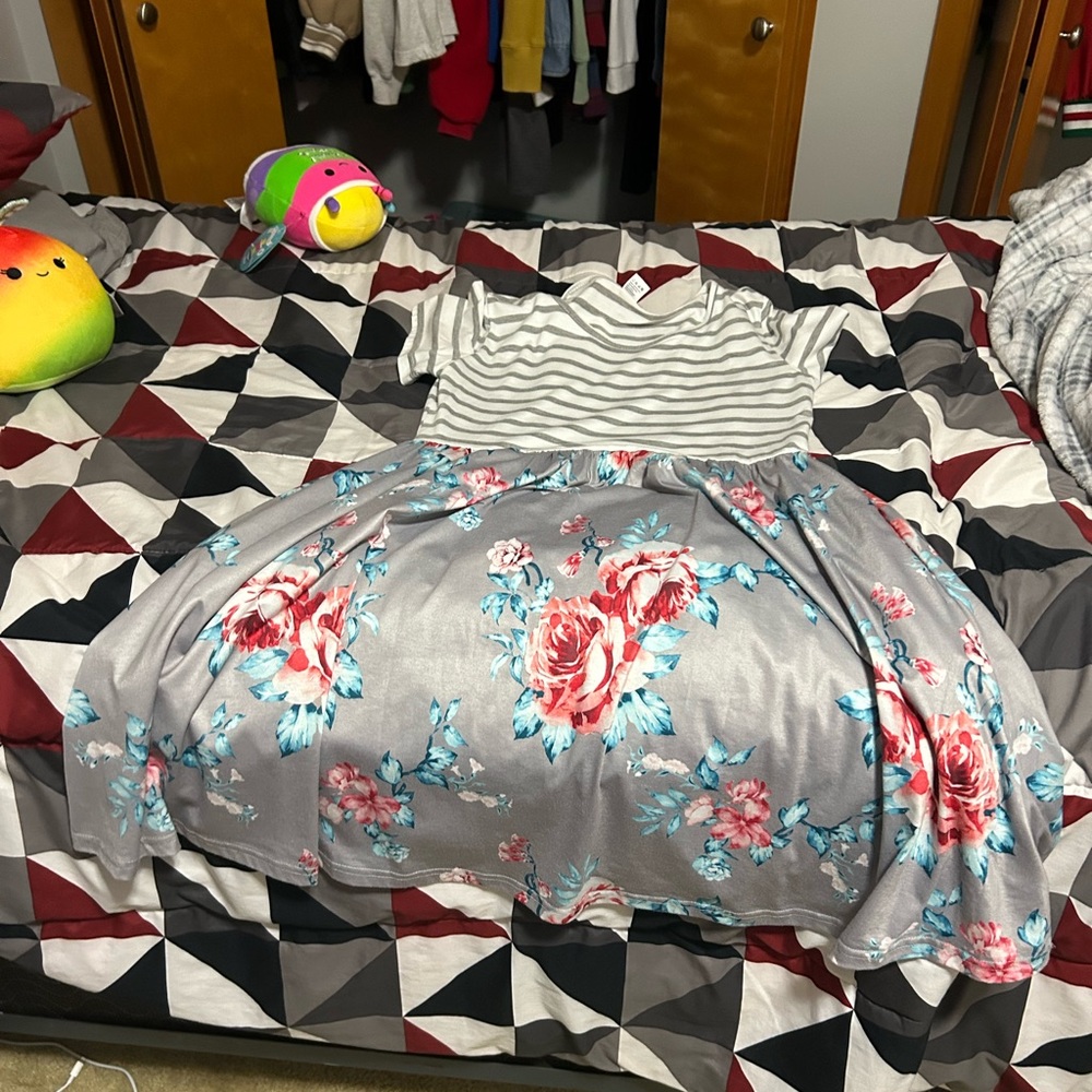 Size large flower dress WITH POCKETS